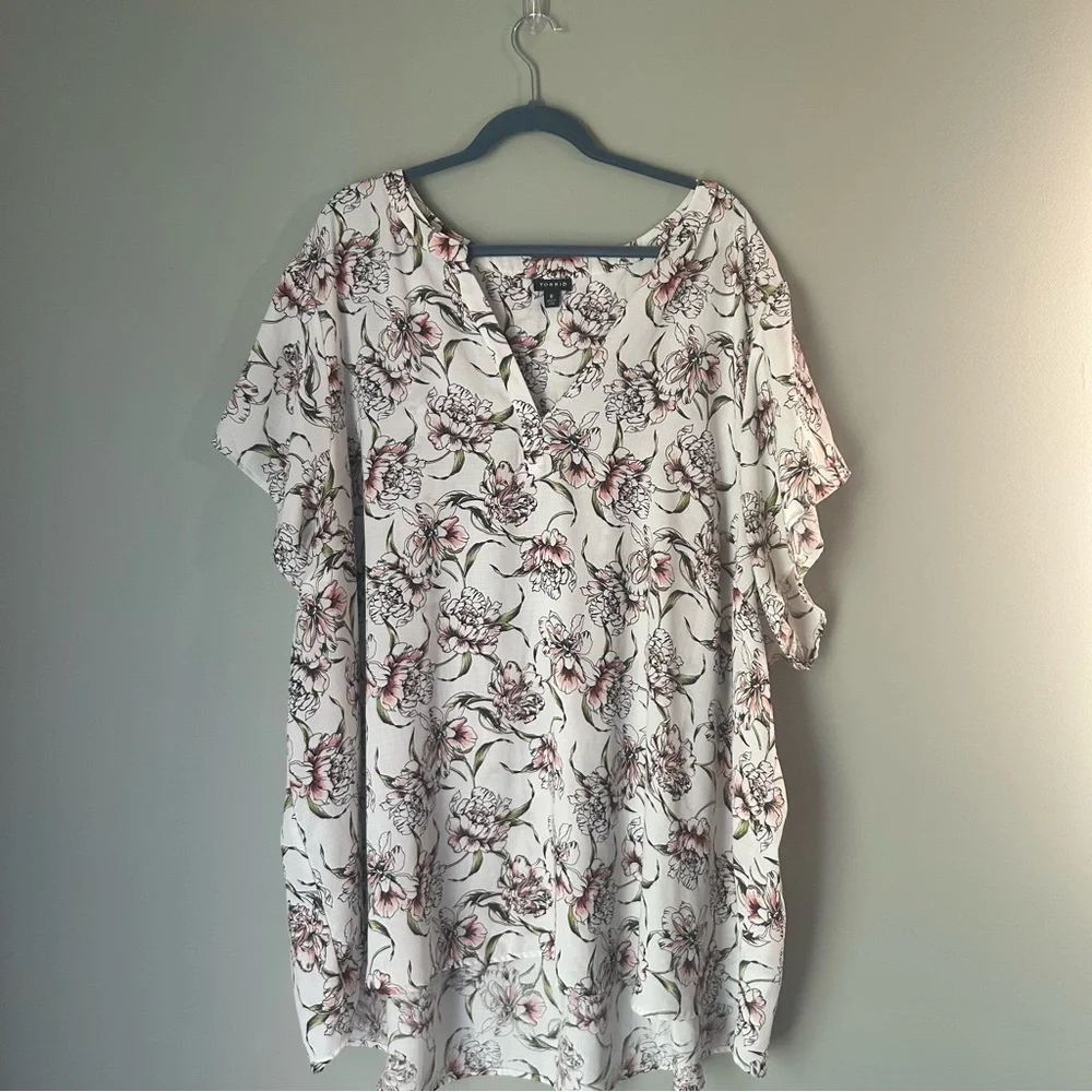 TORRID Floral V-Neck Women's Top - Picture 2 of 4